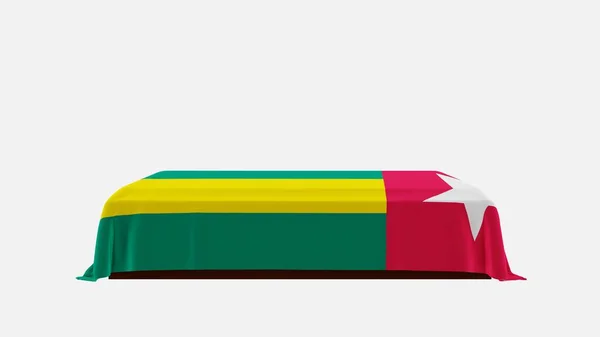 覆盖着多哥国旗的白色背景的棺材侧视图 — 图库照片