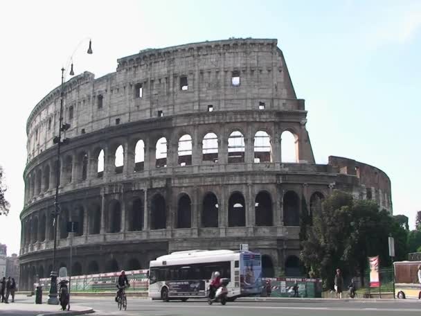 El Coliseo en Roma con el tráfico pasando — Vídeos de Stock