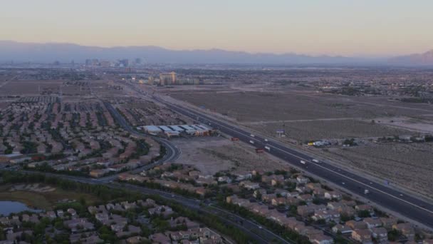 Suburban wildgroei in de buurt van Las Vegas — Stockvideo