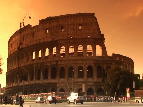 El Coliseo en Roma con el tráfico pasando — Vídeos de Stock