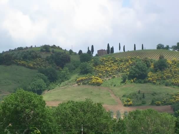 Una casa de campo toscana en una colina en Italia — Vídeos de Stock