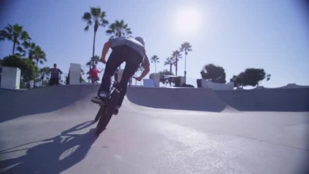 그는 점프는 skatepark의 벽 타기로 Bmx 라이더 자전거 — 비디오