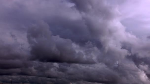 Nuvens se movem através do céu — Vídeo de Stock