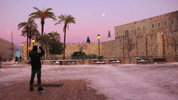 Um homem está em uma praça em Jerusalém — Vídeo de Stock