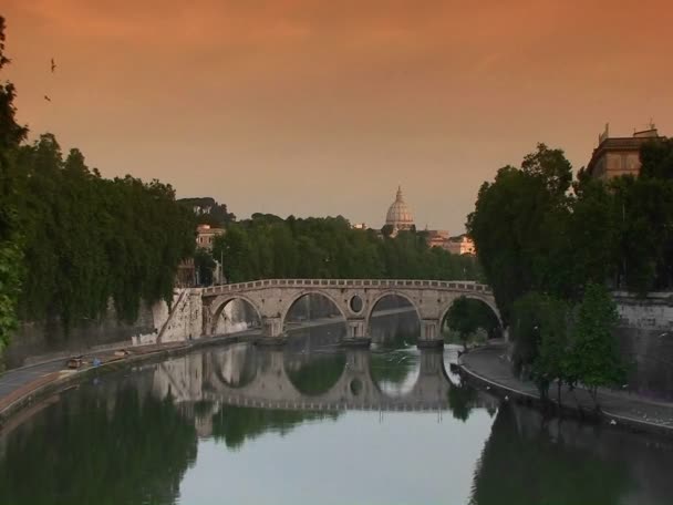 Γέφυρα πάνω από τον ποταμό Τίβερη στη Ρώμη — Αρχείο Βίντεο
