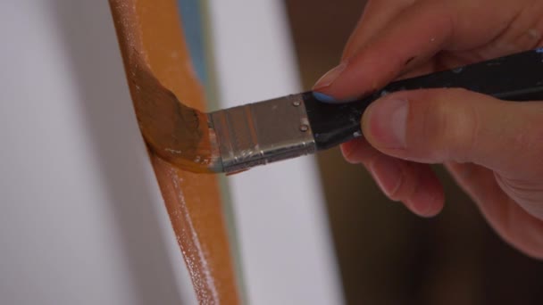 Pintor pintando sobre un lienzo — Vídeos de Stock