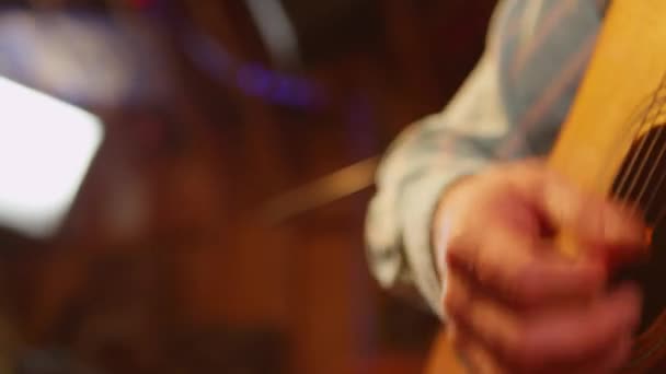 Close-up de uma mão dedilhando uma guitarra — Vídeo de Stock