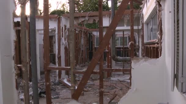 Ścianie wanna wewnątrz domu w procesie są zniszczone — Wideo stockowe