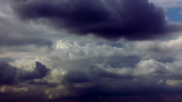 Nubes se mueven a través del cielo — Vídeo de stock
