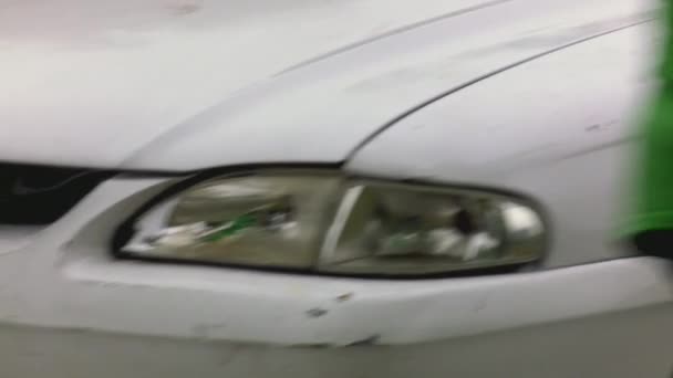 Человек уничтожает свой автомобиль — стоковое видео