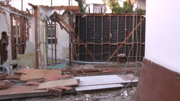 Casa en proceso de demolición — Vídeo de stock