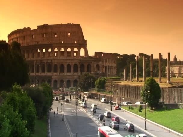 El Coliseo en Roma con el tráfico pasando — Vídeos de Stock