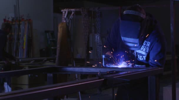 Soldaduras soldadoras en un taller — Vídeo de stock