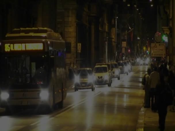 Nacht verkeer in Rome, Italië — Stockvideo