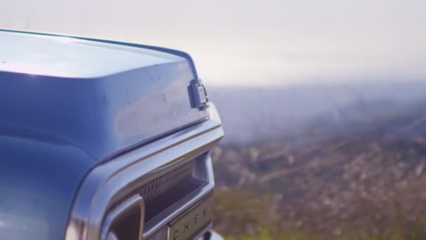 Lastbil som driver längs en lantlig väg — Stockvideo