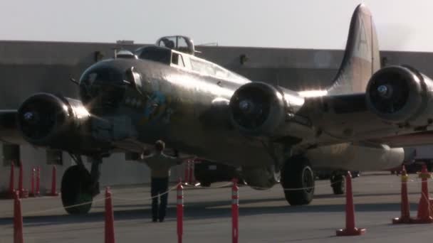 Luchthaven personeel direct een vintage vliegtuig. — Stockvideo