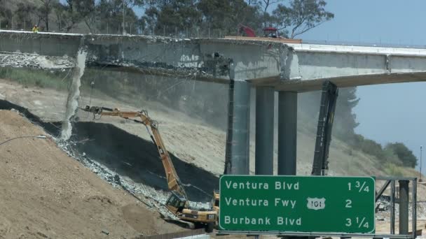 Los equipos de construcción derriban una parte de un puente que se extiende en Los Ángeles — Vídeo de stock