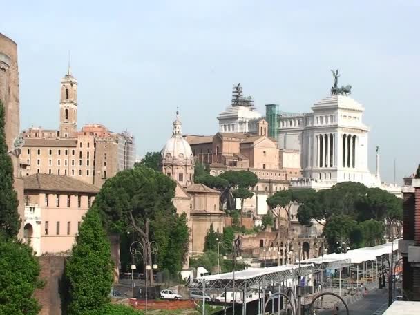 Colosseum i Rom med trafik som passerar — Stockvideo