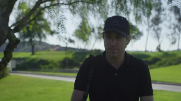Παίχτης του γκολφ, το περπάτημα κατά μήκος γήπεδο γκολφ — Αρχείο Βίντεο