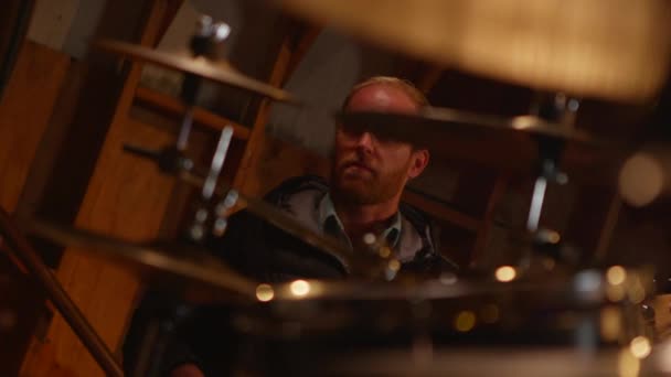 Музикант, грає як видно через набір барабани будучи — стокове відео