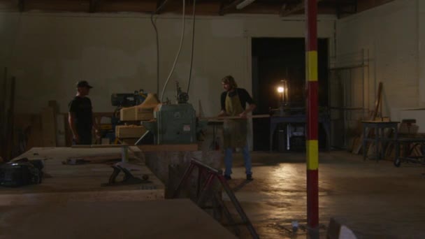 Bir woodworker bir tahta bir tezgah üzerinde yerleştirir. — Stok video