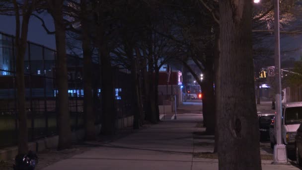 Пустой тротуар в Нью-Йорке ночью — стоковое видео