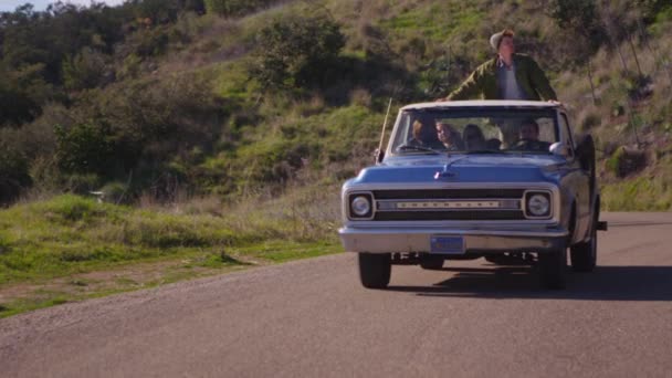 Vänner i en lastbil köra på en lantlig väg — Stockvideo