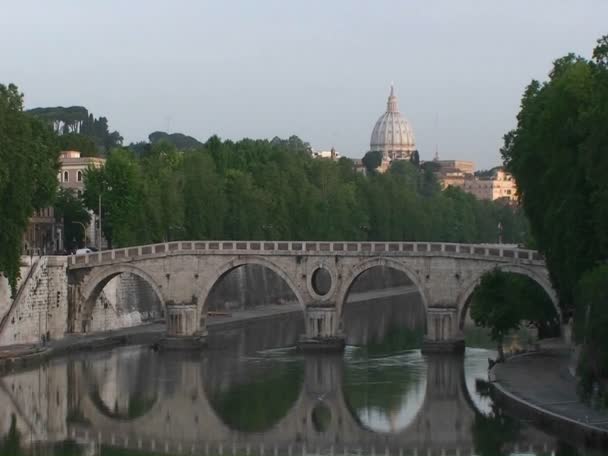 Brücke über den Tiber in Rom — Stockvideo