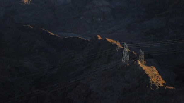 Líneas eléctricas serpenteando a través de las montañas — Vídeos de Stock