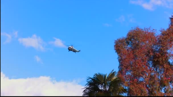 Θαλάσσια ένα ελικόπτερο πετάει πάνω από με τον Πρόεδρο στο πλοίο — Αρχείο Βίντεο