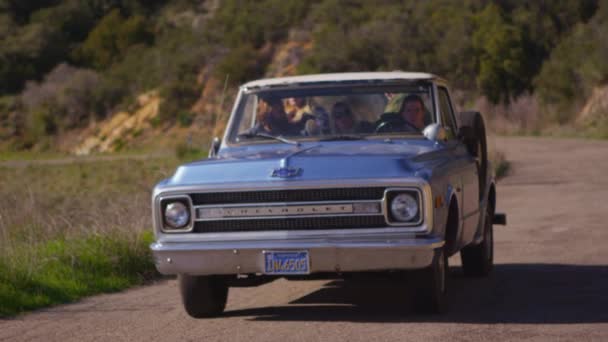 Amigos na pickup drive na estrada — Vídeo de Stock