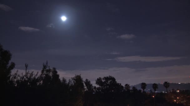 Wolken verplaatsen overhead — Stockvideo