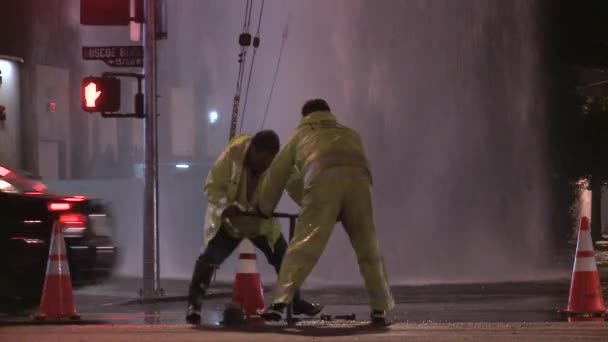 Bombeiros tentam fechar de um cano de água quebrado — Vídeo de Stock