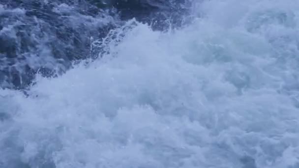 白い水の急流のクローズ アップ — ストック動画