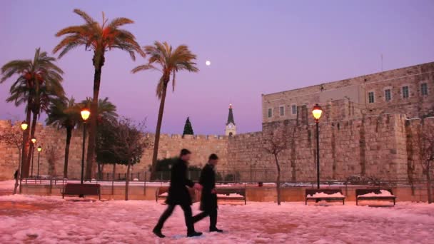 People pass through a square in Jerusalem at dusk — Stock Video