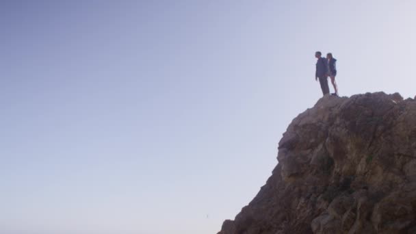 Coppia in piedi in cima a una scogliera — Video Stock