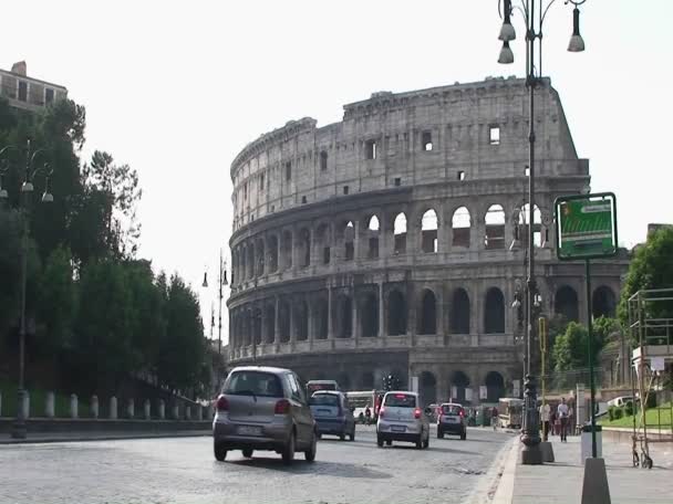 Het Colosseum in Rome met verkeer — Stockvideo