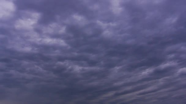 Nubes se mueven sobre la cabeza — Vídeos de Stock