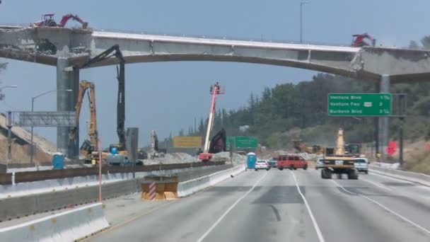 Equipos trabajando en un cierre de la autopista 405 en Los Ángeles para mostrar a una multitud de espectadores . — Vídeo de stock