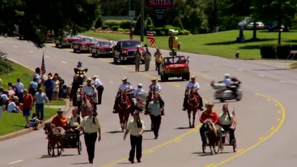 Shriner のパレードの馬と小型車を特徴します。. — ストック動画