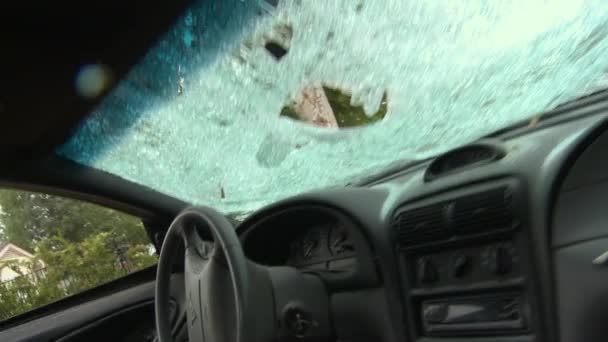 Homem destrói seu carro — Vídeo de Stock