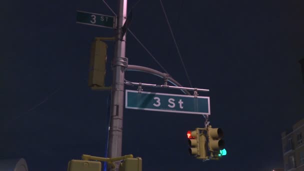 路牌和在第三街在布鲁克林的交通灯 — 图库视频影像