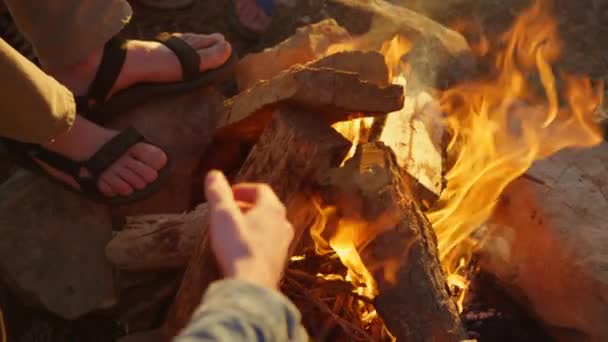 Feet and hands near a campfire — Stock Video