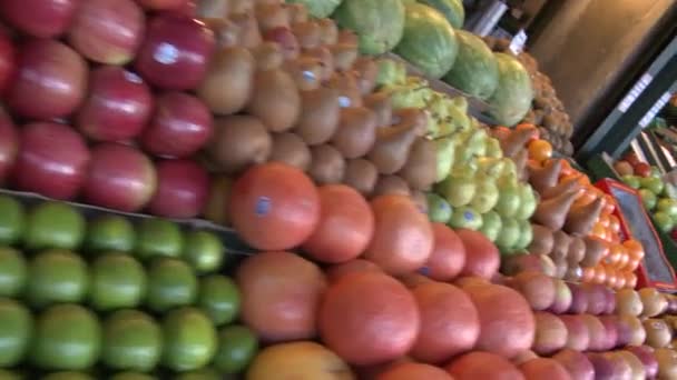 Gesunde Lebensmittel werden auf einem Markt ausgestellt. — Stockvideo