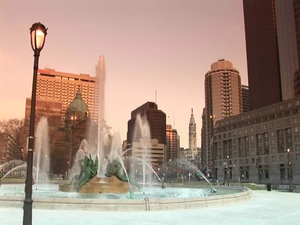 Hermosa fuente con edificios — Vídeo de stock