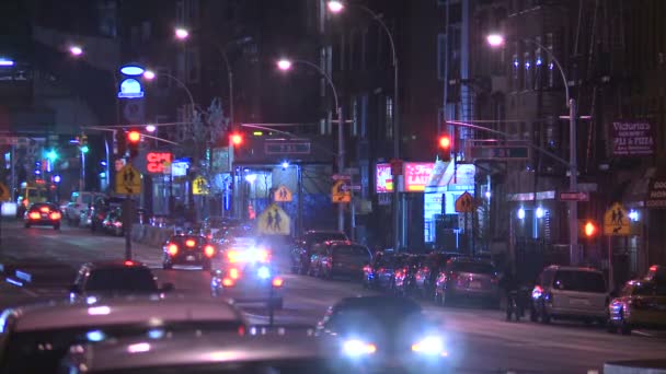 La polizia risponde a un'emergenza a Brooklyn di notte . — Video Stock