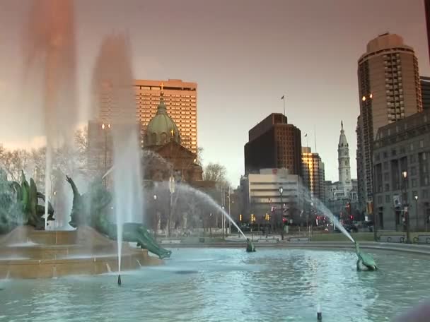 Beautiful fountain with buildings — Stock Video