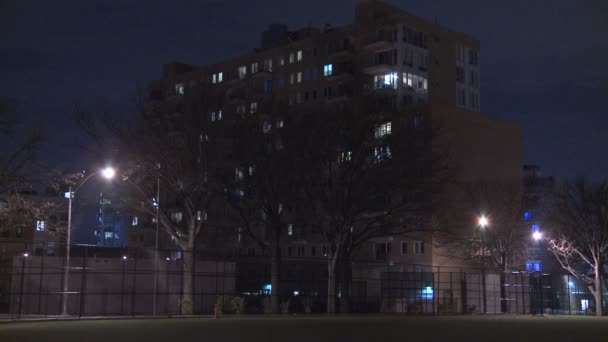 Gece Brooklyn'de bir binanın dış cephe. — Stok video