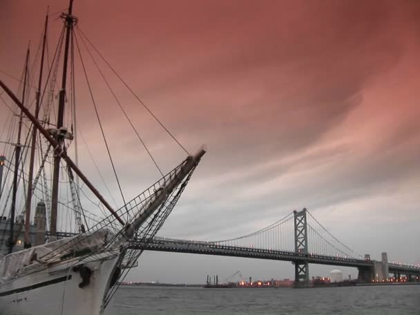 Brooklyn Bridge har utsikt över stadens silhuett — Stockvideo