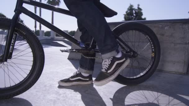 BMX rider rowerów peddles z klatki na skatepark — Wideo stockowe